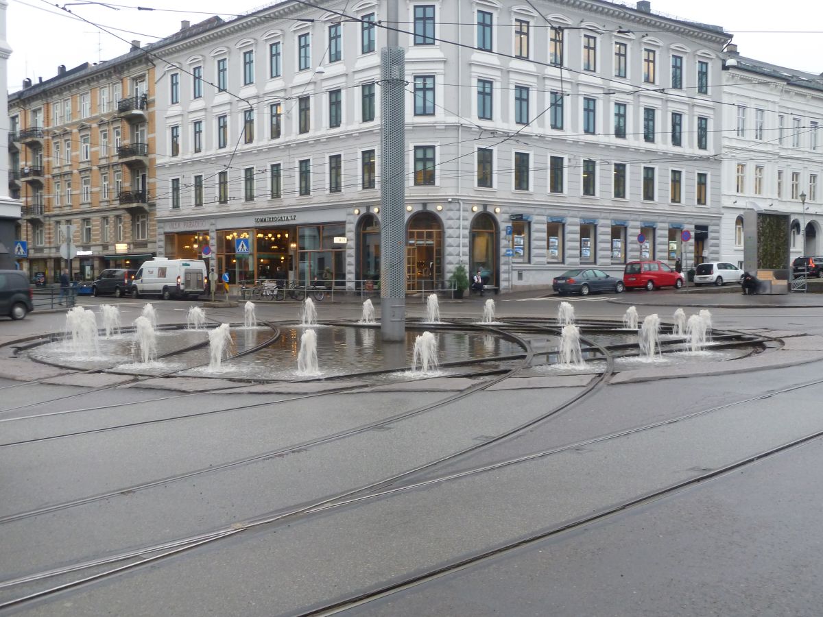 Kreisverkehr mit Springbrunnen und Trambahn