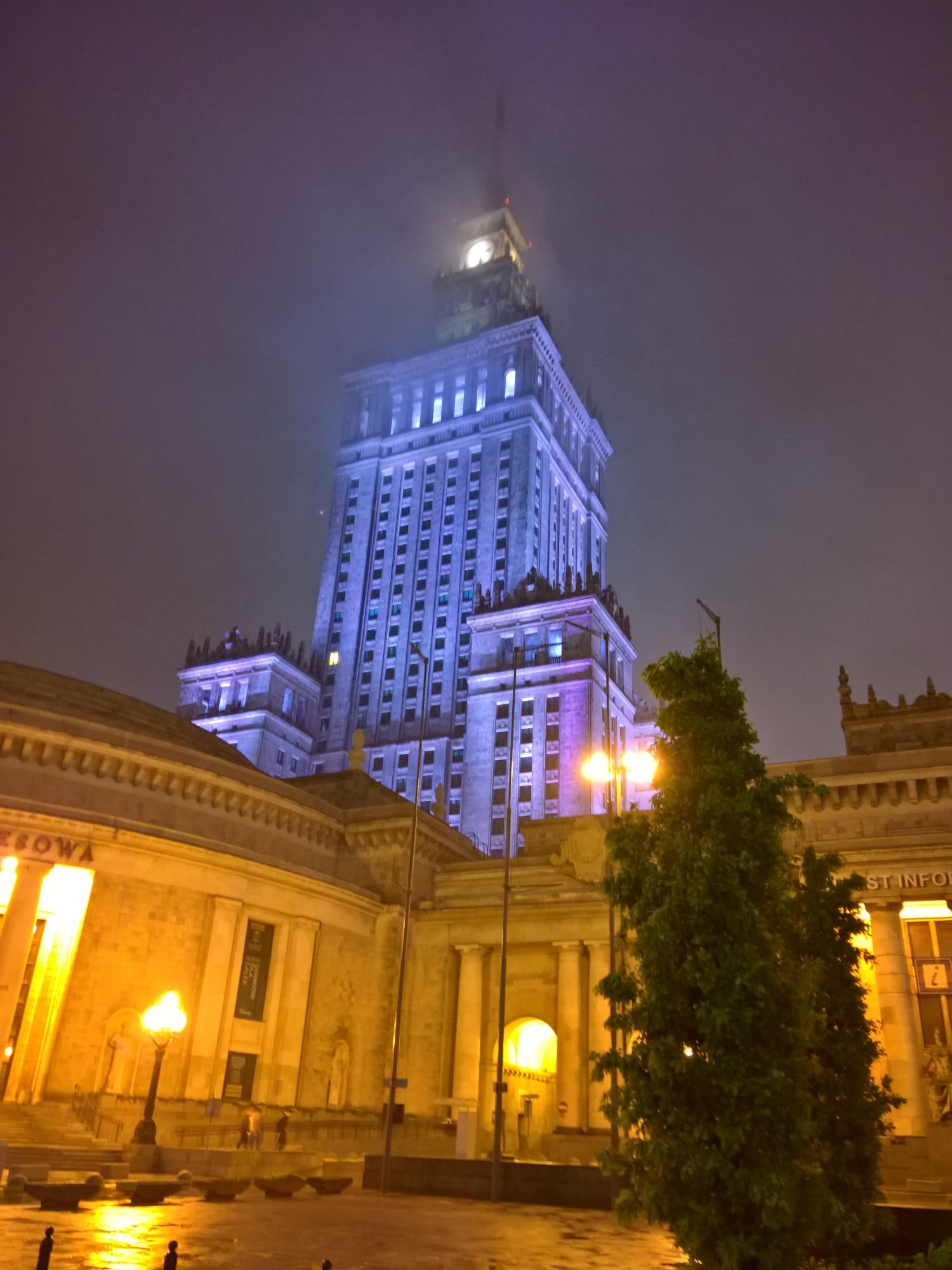 Polens höchstes Gebäude im Dunst der Nacht