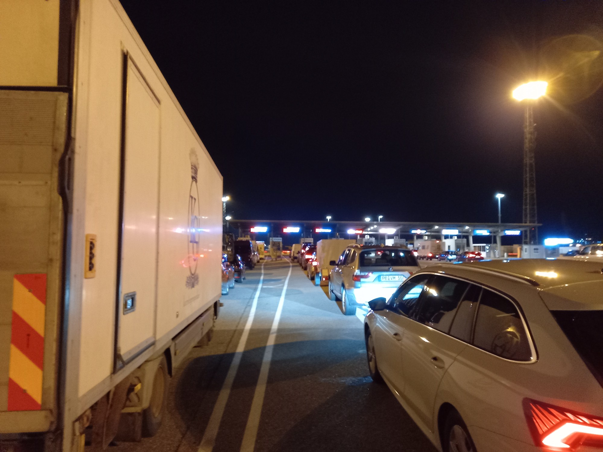 Wartende Fahrzeuge beim Check-in am Fähr-Terminal