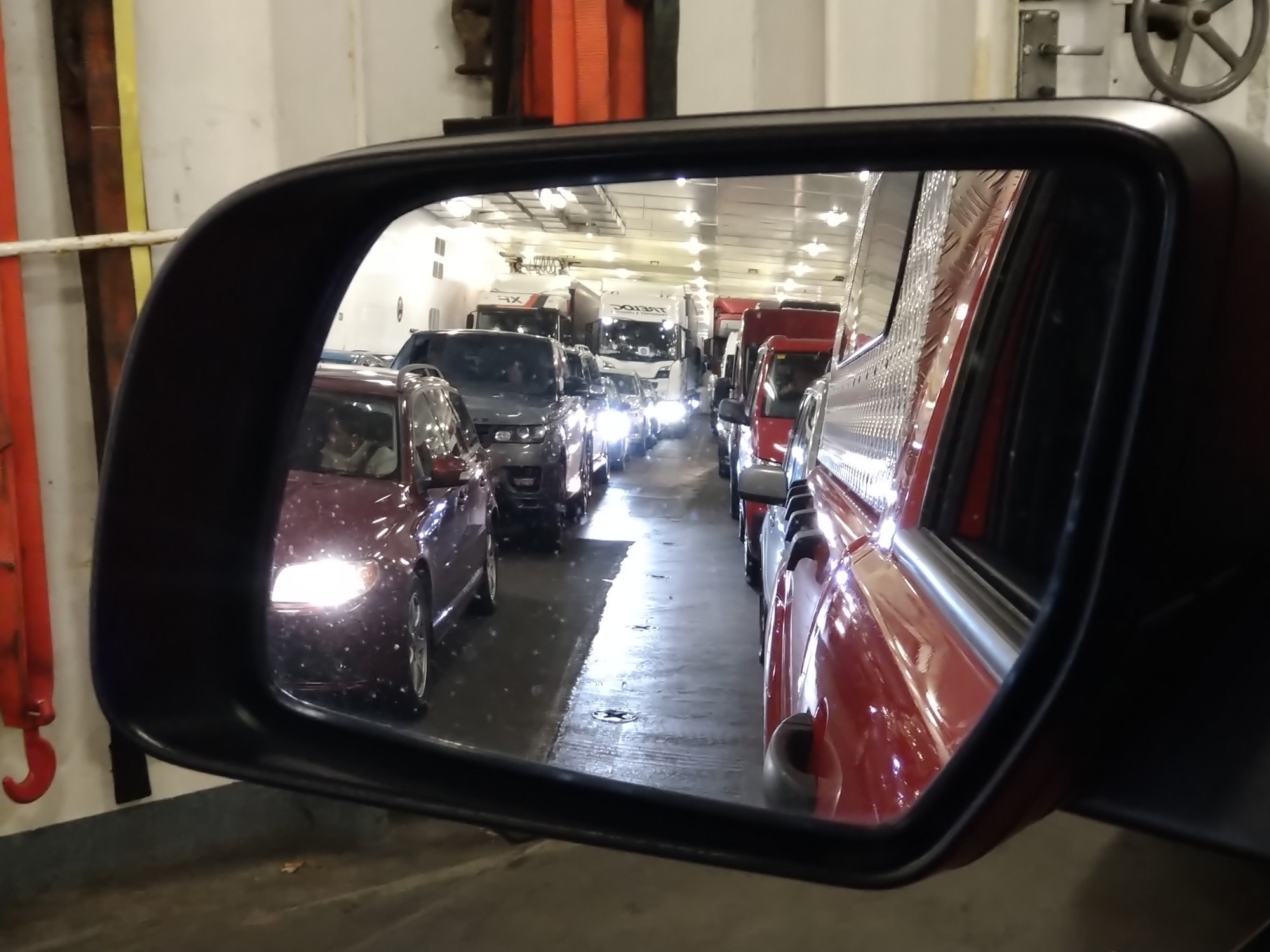 Wartende Fahrzeuge unter Deck