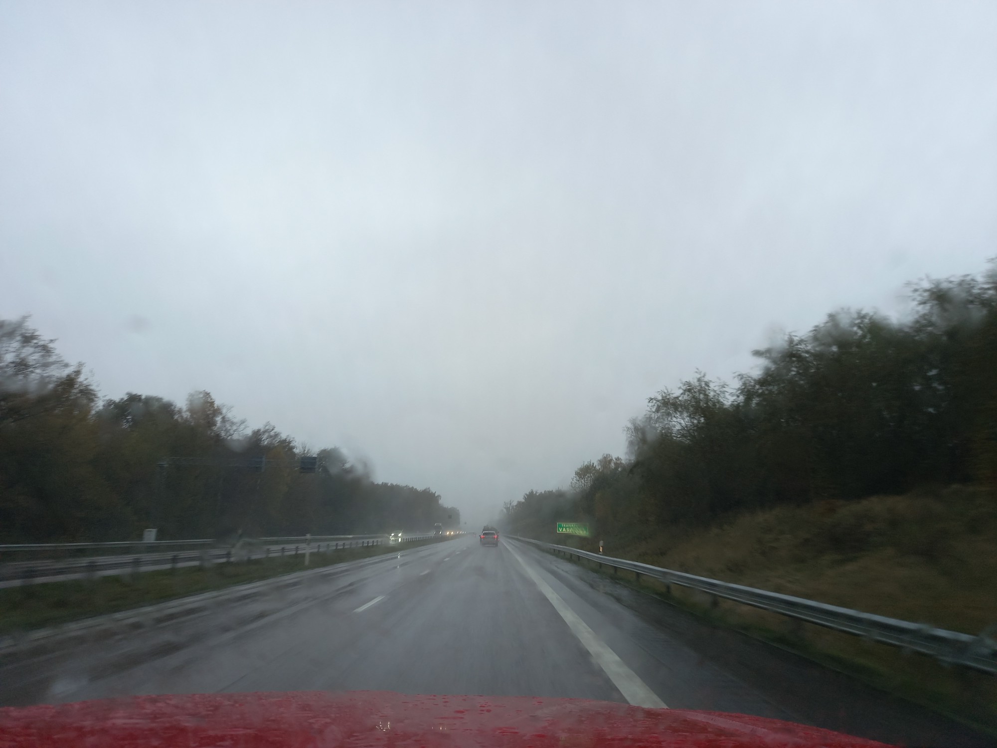 Trübes und regnerisches Wetter auf der Autobahn