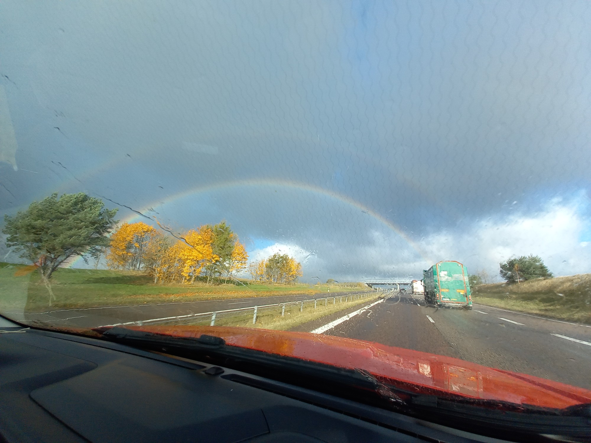 Regenbogen über der Autobahn