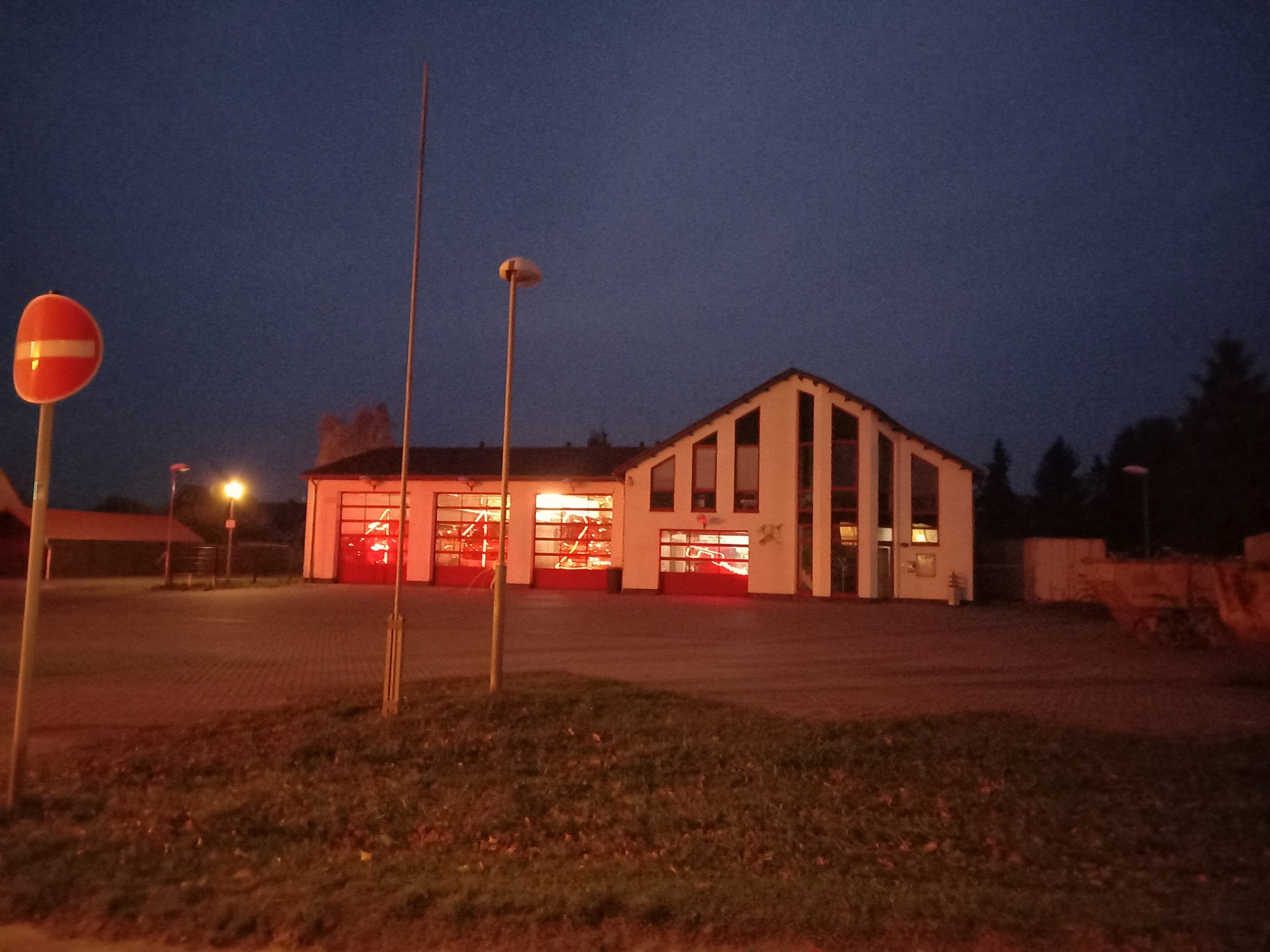 Feuerwehrhaus Rövershagen mit Lichterkette in Form der 112
