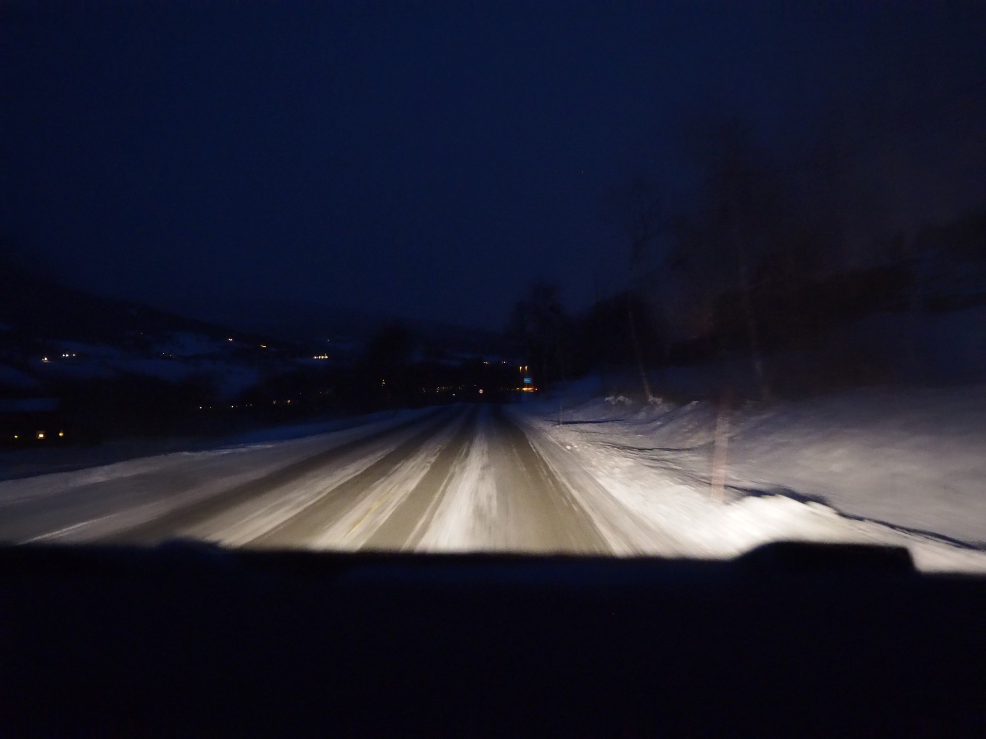 Verschneite Straße im Dunkeln