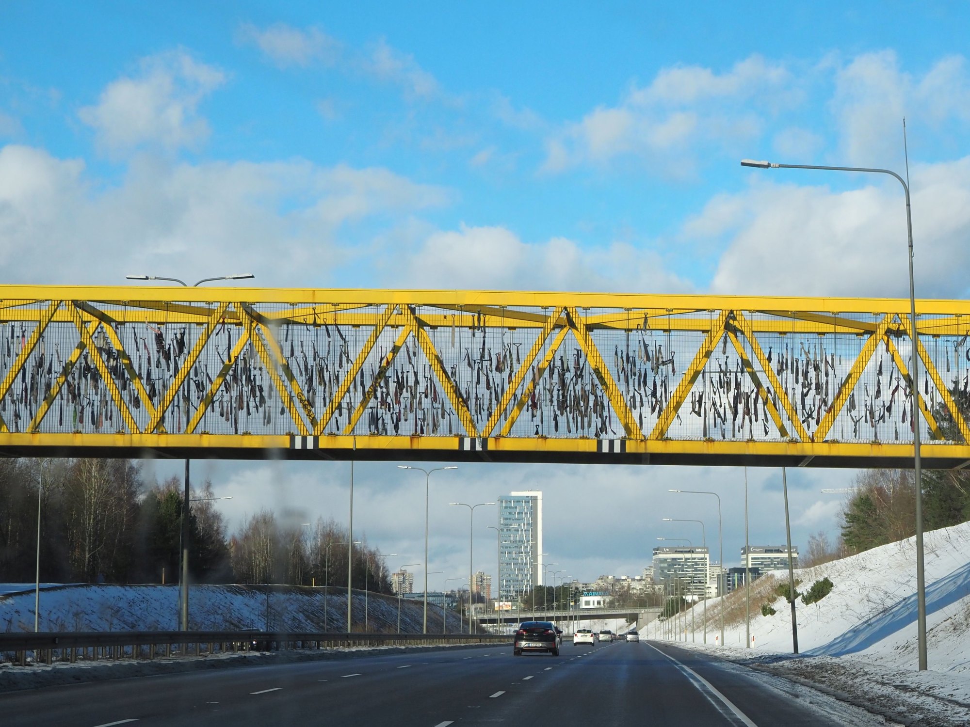 Brücke mit Krawatten dekoriert