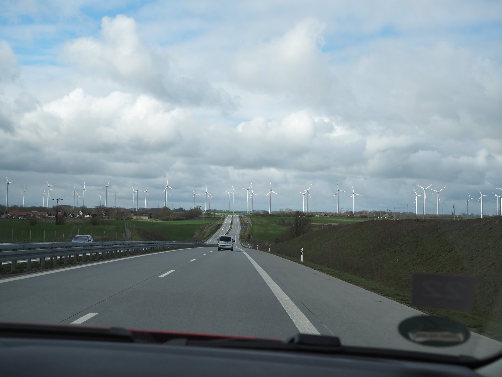 Autobahn und Windräder